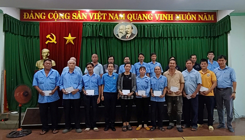 Công đoàn Tổng Công ty VLXD Số 1 thăm, tặng quà đoàn viên, người lao động có hoàn cảnh khó khăn, bệnh nghề nghiệp, TNLĐ trong tháng công nhân 2025
