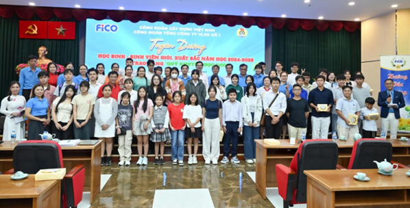 CÔNG ĐOÀN TỔNG CÔNG TY VLXD SỐ 1 TỔ CHỨC LỄ TUYÊN DƯƠNG HỌC SINH SINH VIÊN GIỎI, XUẤT SẮC NĂM HỌC 2024–2025